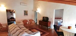 a living room with a couch and a tv at Casa da Vila in Castelo de Vide