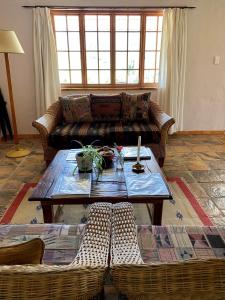 sala de estar con sofá y mesa en The Retreat at Groenfontein, en Calitzdorp