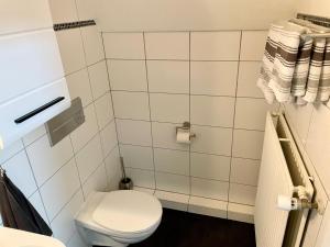 a small bathroom with a white toilet and towels at Ferienwohnung Khorsandi Eins in Coburg