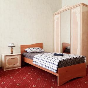 een slaapkamer met een bed, een dressoir en een spiegel bij Хостел Арбат 29 in Moskou