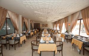 a dining room filled with tables and chairs at Thapsus Beach Resort in Mahdia