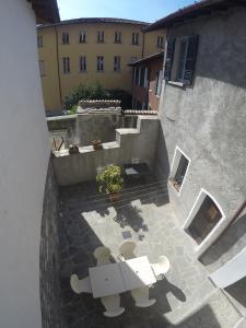 Elle offre une vue sur la terrasse dotée d'une table et de chaises. dans l'établissement La Casa delle Zie, à Menaggio