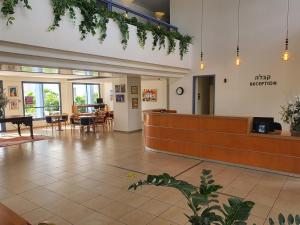 um lobby de um hospital com uma sala de espera em Nof Tavor Hotel em Mizra‘