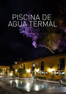 une vue nocturne d'un bâtiment avec les mots pisa be equatorial dans l'établissement Hotel Hacienda El Salitre, à Paipa