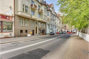 an empty street in a city with buildings at Victus Apartamenty, Apartament Sztokholm in Sopot