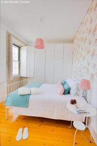 En eller flere senge i et værelse på Inside Porto Apartments - Flores