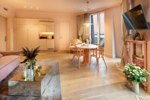 TV a/nebo společenská místnost v ubytování Redstone Apartments