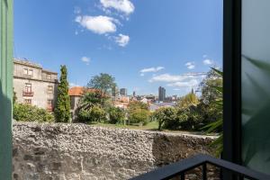 ポルトにあるInside Porto Apartments - Pinheiroの窓から市街の景色を望めます。