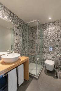 un baño con lavabo y ducha en Inside Porto Apartments - Pinheiro, en Oporto