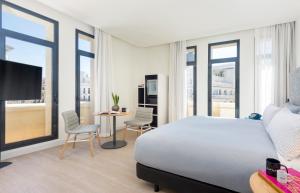 Posteľ alebo postele v izbe v ubytovaní INNSIDE by Meliá Madrid Gran Vía
