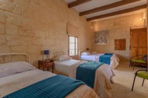 Ένα ή περισσότερα κρεβάτια σε δωμάτιο στο Ta' Frenc Farmhouse