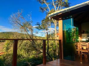 Casa con balcón con vistas a las montañas en Villa da Serra Ibitipoca chalé família - 700m do centrinho, en Conceição da Ibitipoca