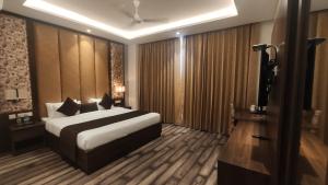Postel nebo postele na pokoji v ubytování Hotel The Vilana A Unit of JG Developers Rishikesh