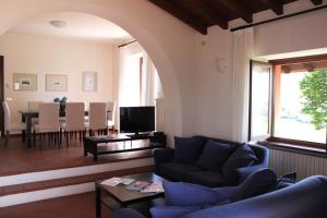 una sala de estar con un sofá y una mesa en Villa Montecroce, en Padenghe sul Garda