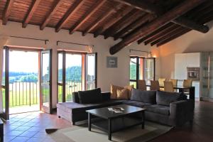 una sala de estar con un sofá y una mesa en Villa Montecroce, en Padenghe sul Garda