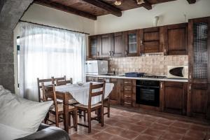 una cucina con tavolo e sedie in una stanza di Niriides Villas a Hersonissos