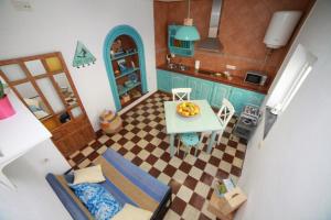 a doll house kitchen with a table with a plate of food on it at DUPLEX TARIFEÑO in the OLD TOWN in Tarifa
