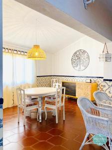 una sala da pranzo con tavolo e sedie di Casa Alfazema do Monte a Santa Marta