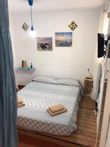 Una cama en una habitación con dos toallas. en DUPLEX TARIFEÑO in the OLD TOWN, en Tarifa