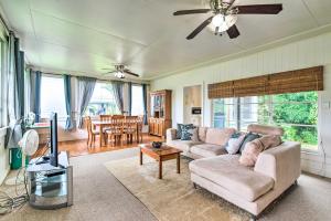 sala de estar con sofá y TV en Hilo Home Base - 3 Miles to State Park and Beach! en Hilo