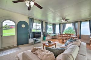 ein Wohnzimmer mit einem Sofa und einem Tisch in der Unterkunft Hilo Home Base - 3 Miles to State Park and Beach! in Hilo