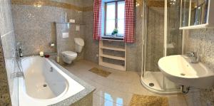 Ένα μπάνιο στο Almpartments Rosengasse +33 φωτογραφίες