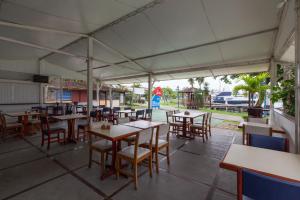 um restaurante com mesas e cadeiras debaixo de uma tenda em Samba Angra dos Reis em Angra dos Reis