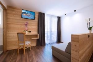 A television and/or entertainment centre at HOTEL B&B MARILENA