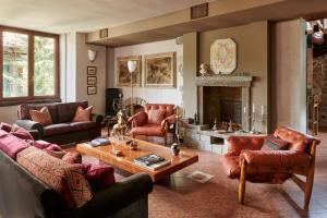 sala de estar con muebles y chimenea en Country House La Bursch, en Campiglia Cervo