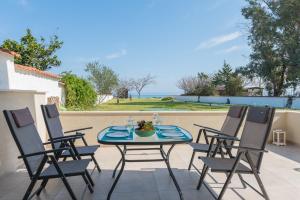 Patio alebo iná vonkajšia časť ubytovania Arelia Beachfront Sea View Apartment