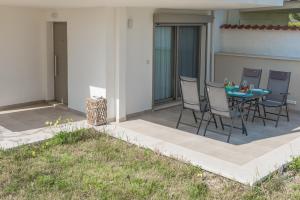 Patio alebo iná vonkajšia časť ubytovania Arelia Beachfront Sea View Apartment