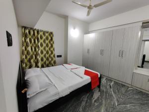 Schlafzimmer mit einem Bett und einem Deckenventilator in der Unterkunft Vogel's Nest in Mysore