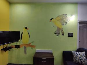 邁索爾的住宿－Vogel's Nest，客厅墙上的两只鸟