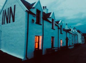 una fila de casas con la luz encendida en Stein Inn en Stein