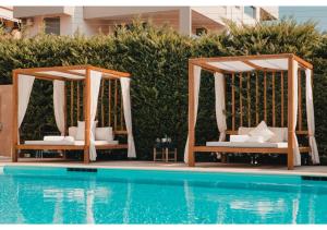 Blue Note Resort & Club في أثينا: كرسيين و شرفة بجانب مسبح