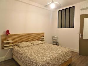 une chambre avec un grand lit et une fenêtre dans l'établissement Appartement Triangle d Or plage-gareTGV-Mairie, à Saint-Raphaël