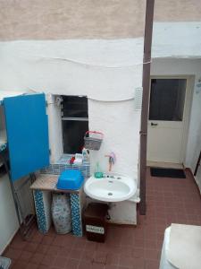 AL MARE, AL SOLE, SI', ma nella CASA DEL MINATORE في بوجيرو: حمام مع حوض بجانب مبنى