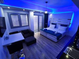 ein Wohnzimmer mit einem Bett und einem Sofa in der Unterkunft Mariandry Apartments in Larnaka