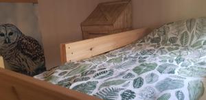 een slaapkamer met een bed met een uil erop bij vakantiehuis op de veluwe in Wolfheze