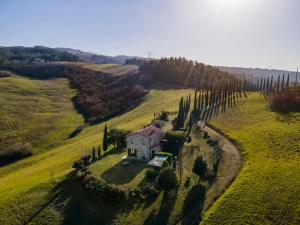 widok z powietrza domu na polu z cyprysami w obiekcie Poggio Bicchieri w mieście Campiglia dʼOrcia