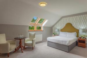 The Malone في بلفاست: غرفة نوم بسرير وطاولة وكراسي