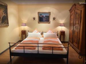 een slaapkamer met 2 bedden en 2 lampen bij Hotel-Restaurant Bergmühle in Bayreuth +50 foto's