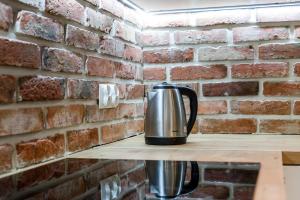 Príslušenstvo na prípravu kávy alebo čaju v ubytovaní Old Town Apartment Garbary by Noclegi Renters