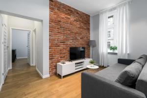 Televízia a/alebo spoločenská miestnosť v ubytovaní Old Town Apartment Garbary by Noclegi Renters + 23 fotografií