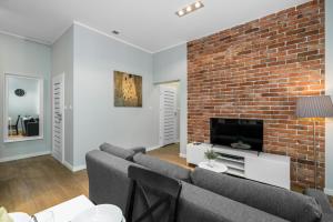 Televízia a/alebo spoločenská miestnosť v ubytovaní Old Town Apartment Garbary by Noclegi Renters