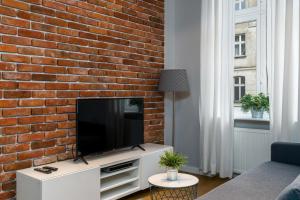 Televízia a/alebo spoločenská miestnosť v ubytovaní Old Town Apartment Garbary by Noclegi Renters