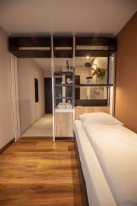 Postel nebo postele na pokoji v ubytování 24Seven Hotel Schwabach