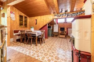 a kitchen and dining room with a table and chairs at BBQUEEN Casa VACANZE AI CAPRIOLI in Piazzola