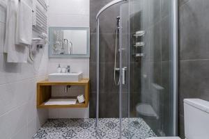 uma casa de banho com um chuveiro e um lavatório. em Adam`s House em São Petersburgo