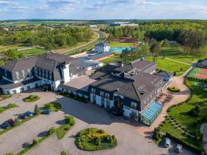 eine Luftansicht eines großen Hauses mit Hof in der Unterkunft Hotel Villa Verde Congress & Spa in Zawiercie Nowe